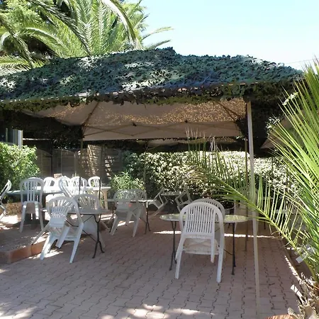 Les Amandiers Hotell 2*