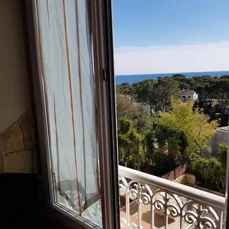 Les Amandiers Hotell 2*